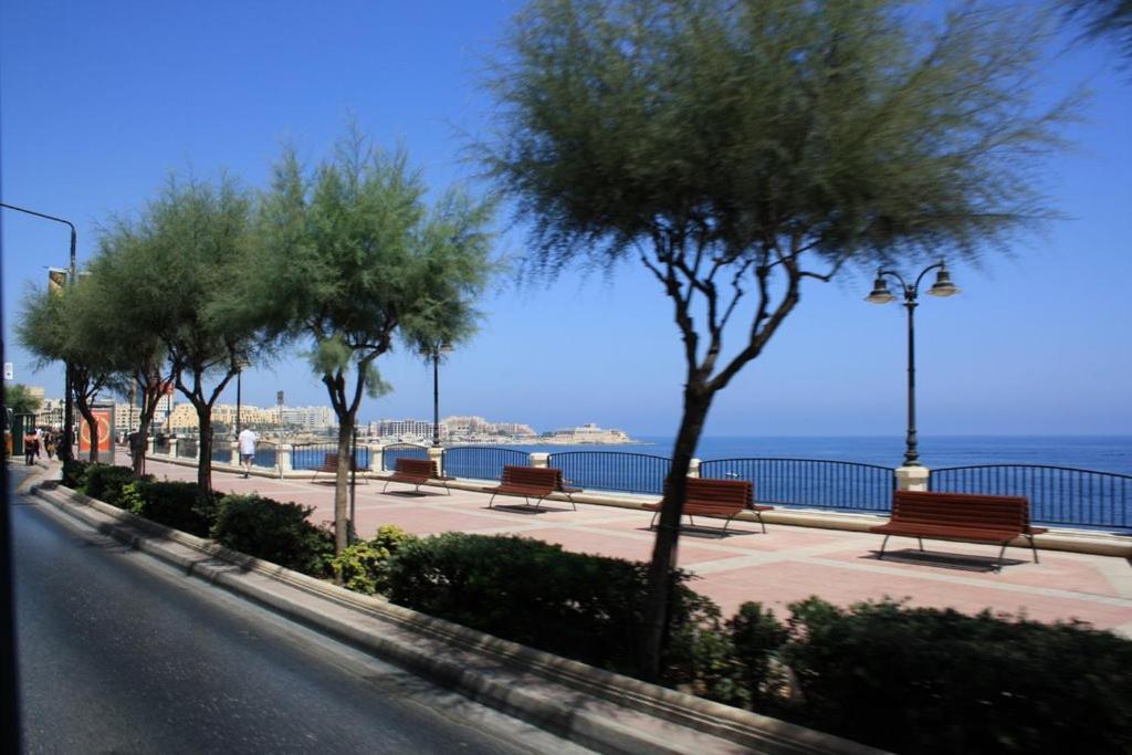 Modern Steps To St George's Bay Apartman